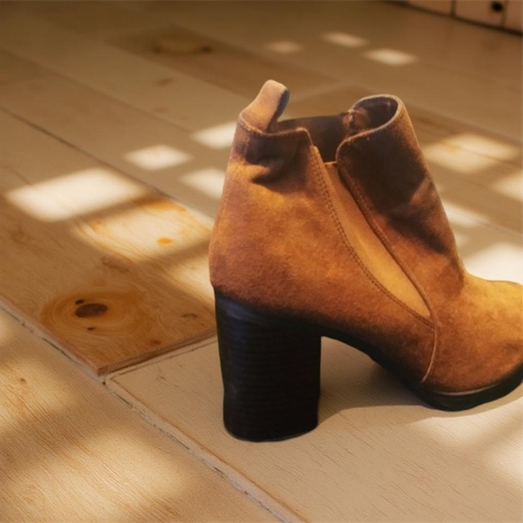 American Eagle Outfitters Tan Heeled Boots with Sleek Design - Picture 2 of 7